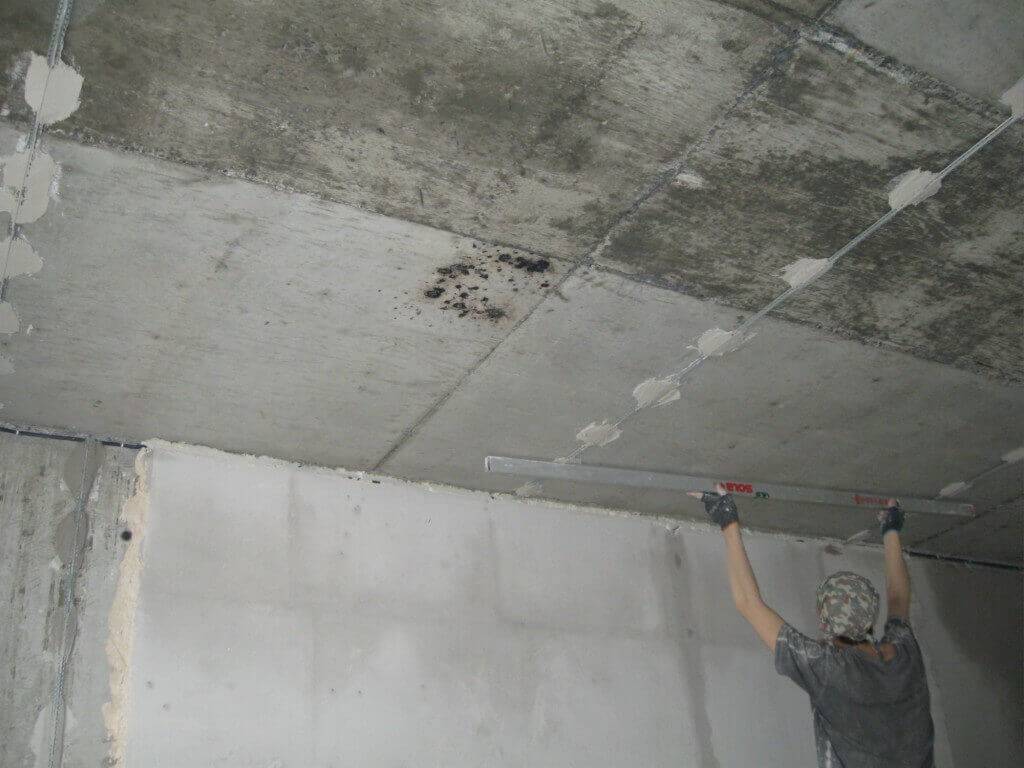 Штукатурка потолка своими руками: видео, правила выравнивания потолка штукатуркой и шпатлевки потолка