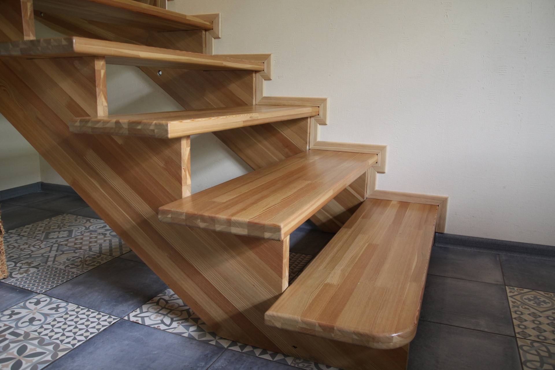 Отделка лестницы деревом (68 фото): облицовка железного каркаса и деревянная обшивка лестниц на второй этаж