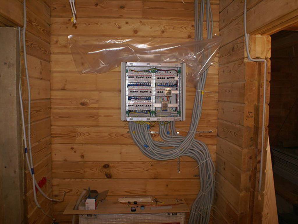 Проводка в деревянном доме: монтаж электрики, открытая или скрытая