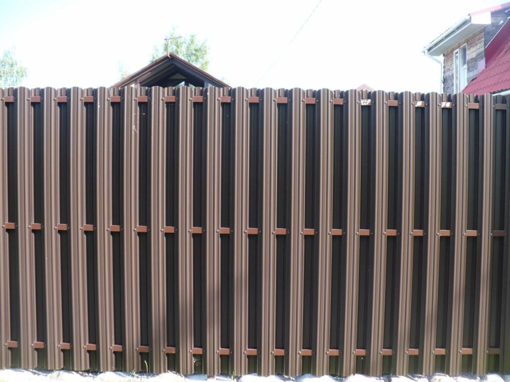 Забор из металлического штакетника: фото, цена и стоимость установки