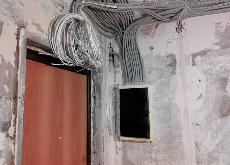 Правила монтажа электропроводки под натяжным потолком