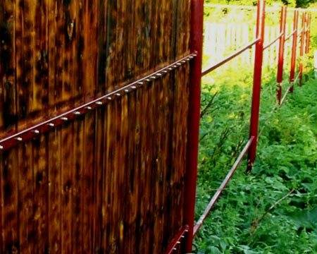 Чем покрасить металлический забор: выбор материалов и ход работы