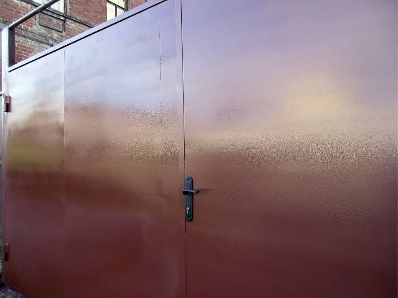 Недорогая краска для металлического гаража: чем покрасить железный гараж снаружи по старой краске, подбираем цвет, технология покраски