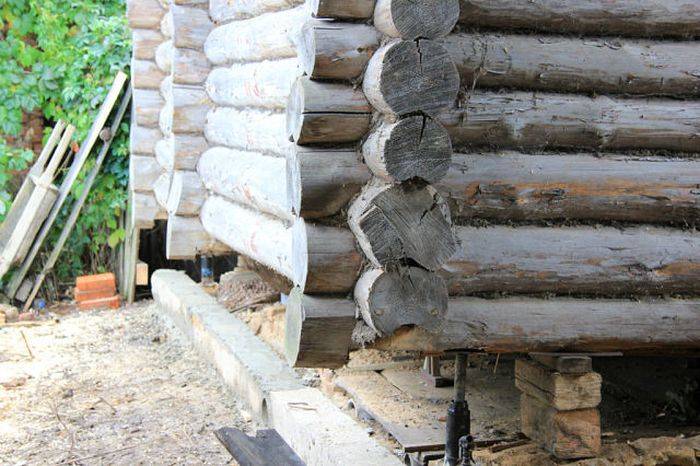 Как поднять старый бревенчатый дом: особенности подъема, ремонт основания (видео)