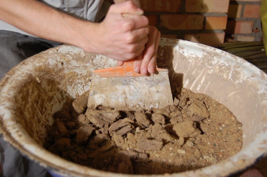 Как развести глину для замазки печи