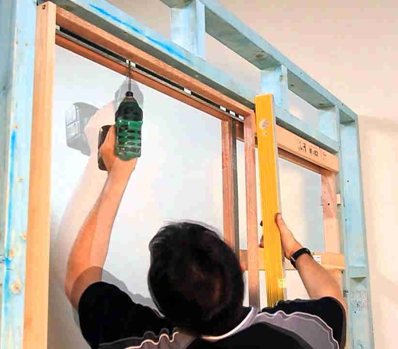 Установка раздвижных межкомнатных дверей своими руками: видео инструкция, как выполнить монтаж