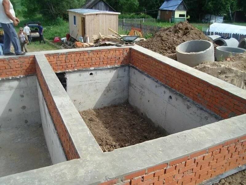 Ленточный фундамент на склоне: требования к закладке, плюсы и минусы основания, специфика возведения на участке с крутым уклоном